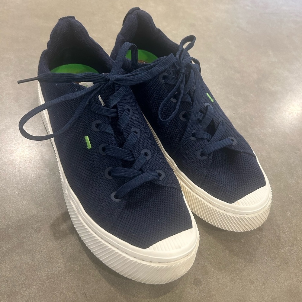 CARIUMA navy blue knit sneakers with neutral cream and cork sole. Men’s 9.